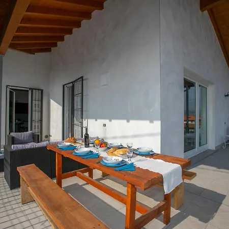 Laura Private Pool And Garden - Happy Villa